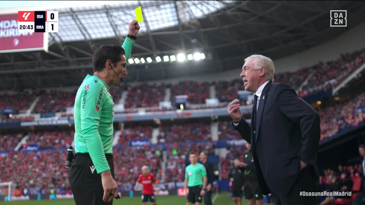 🗣️ “Es penalti claro” Carlo Ancelotti vio la tarjeta amarilla por pedir penalti en esta acción de Juan Cruz en el área de Osasuna #LALIGAenDAZN ⚽️