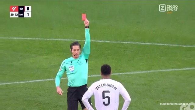𝐑𝐎𝐎𝐃 voor Bellingham! 🟥 De Engelsman zegt iets onbehoorlijks richting de scheidsrechter en mag vertrekken 😱 Real Madrid moet de tweede helft overleven met 10 man 👀 #ZiggoSport #LaLiga #OsasunaRealMadrid