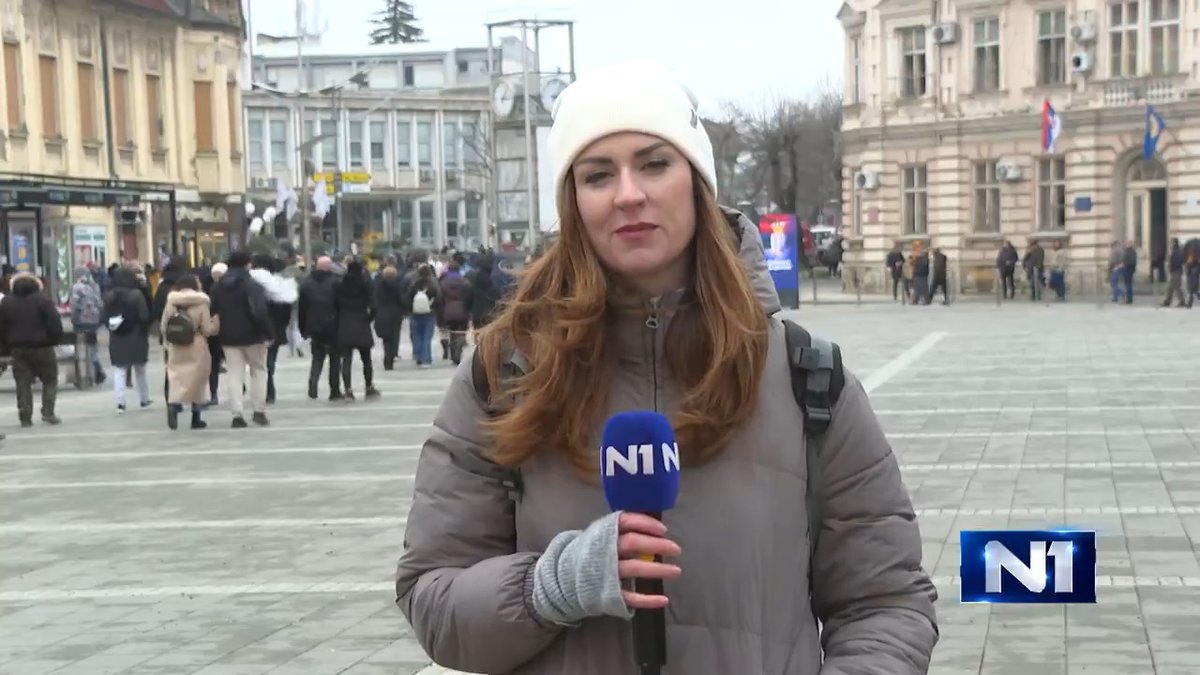 Vređanje TV N1 i naše reporterke Ksenije Pavkov u Sremskoj Mitrovici, koja izveštava sa skupa Srpske napredne stranke. Dešavanja uživo, u Kragujevcu i Sremskoj Mitrovici, pratite u našem Blogu na linku i