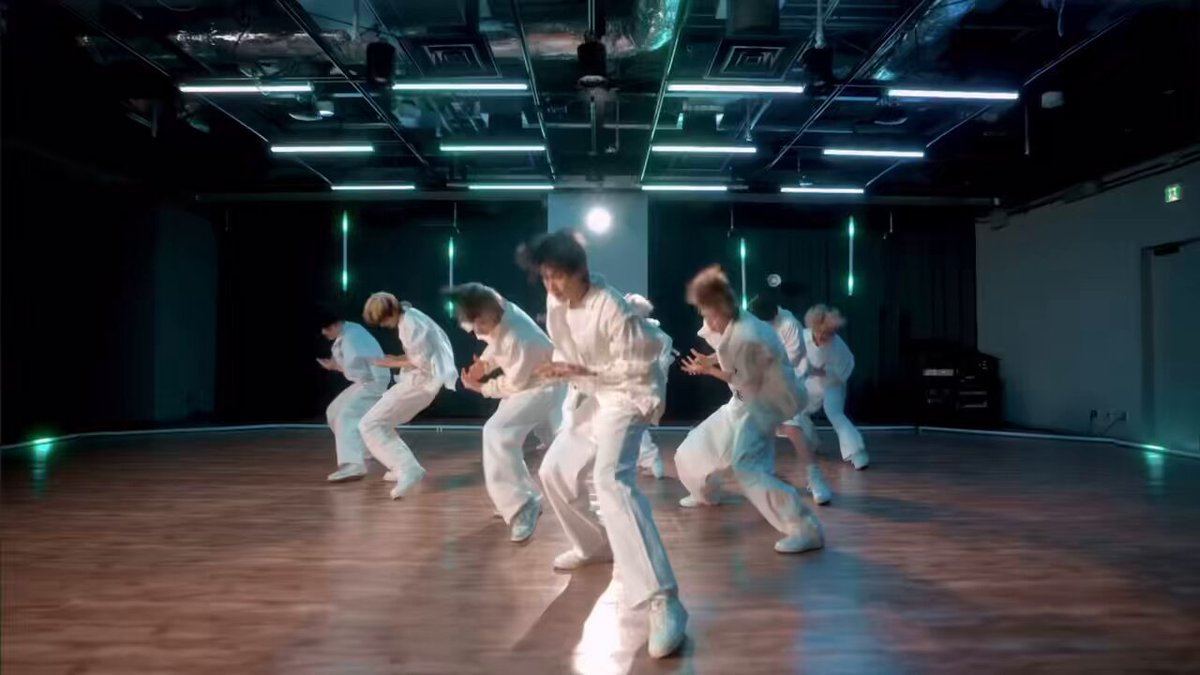 &amp;team's falling snowflake choreography for yukiakari is what makes it one of the best intros ever.