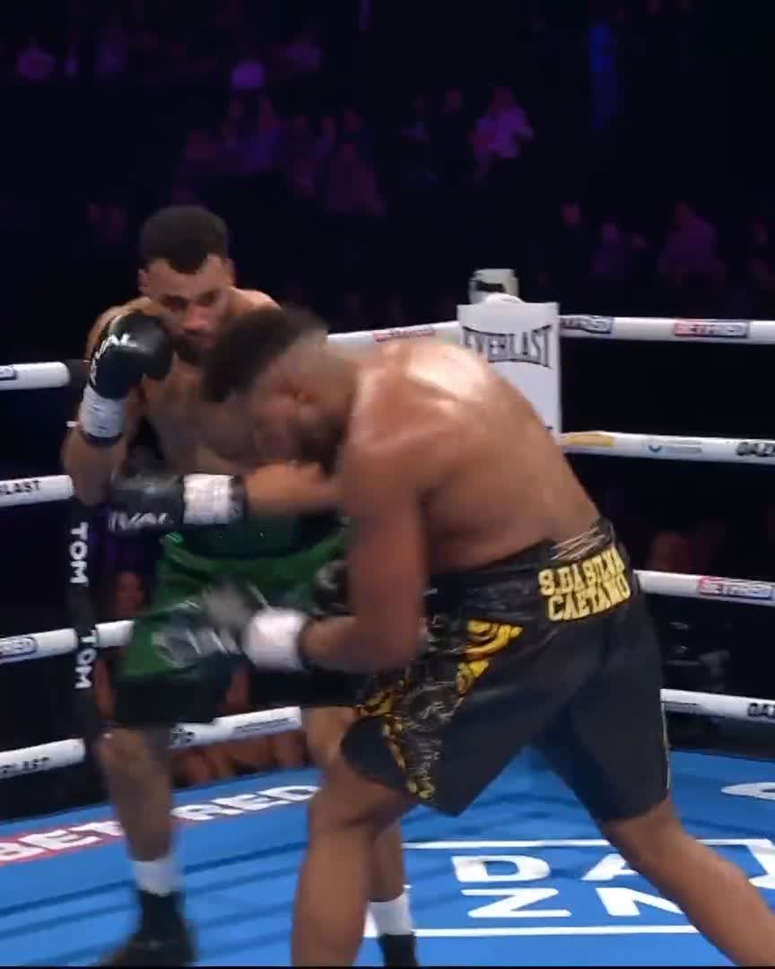 And that's all she wrote! 🎙️ Statement performance on debut for Conner Tudsbury ⚔️ #CatterallBarboza
