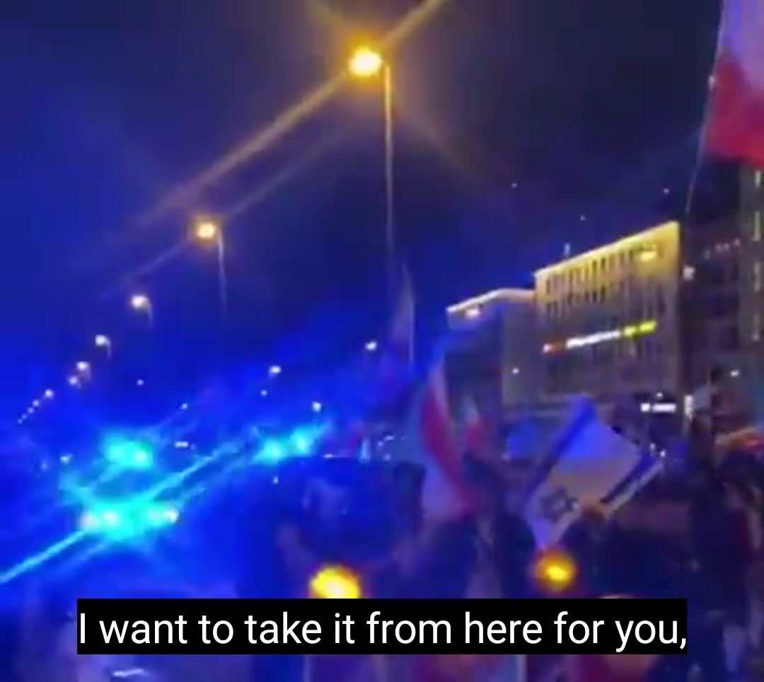 A huge and passionate crowd of Iranian monarchists supporting His Majesty Reza Pahlavi in #Munich. You can also see Israeli flags🇮🇱 alongside the Iranian ones. #KingRezaPahlavi