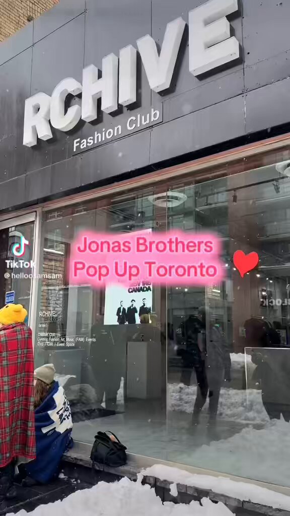 Inside the Toronto pop up shop! 🎥helloosamsam