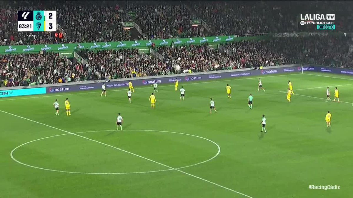 La acción en la que el árbitro anuló el gol del Cádiz Club de Fútbol por falta a Chris Ramos 👀 #LALIGAHYPERMOTION