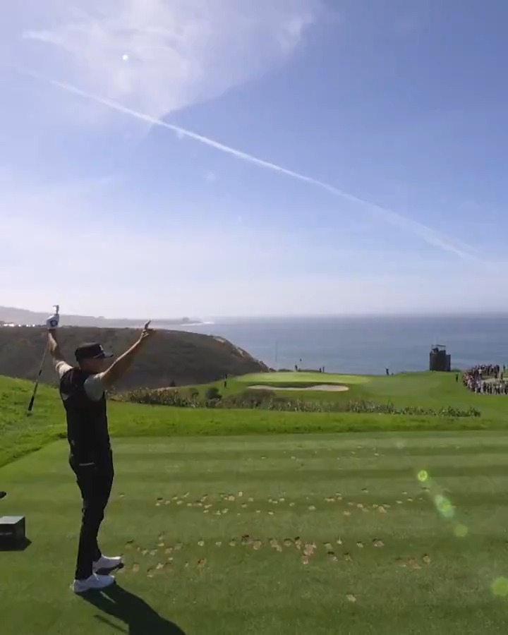 ACE FOR ÅBERG! Ludvig Åberg makes a hole-in-one at the 140-yard par-3 third. 📺 Golf Channel