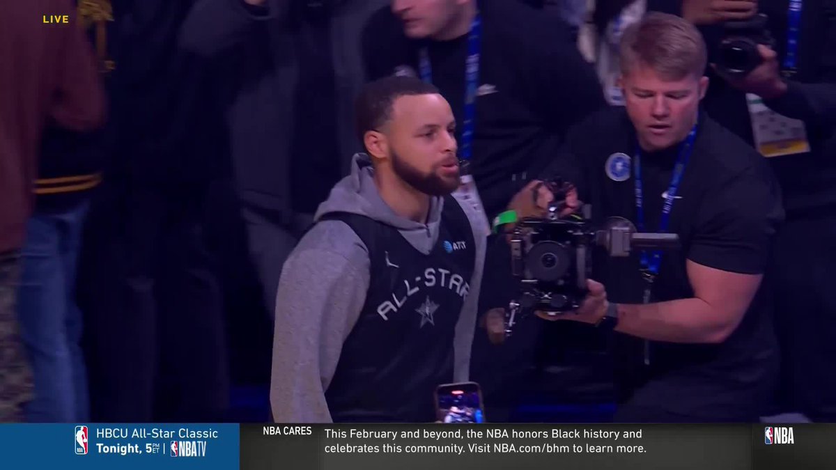 A warm welcome for Stephen Curry at #NBAAllStar practice 👏