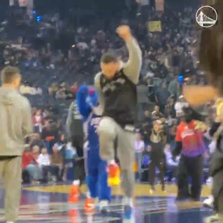 Half-court AND backwards!? That’s the Stephen way. 🤯 #NBAAllStar