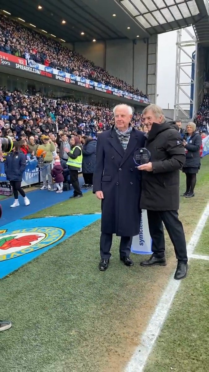 👑 Welcoming the King back to Ewood Park topped off a perfect day 👏 Great to see you, Sir Sir Kenny Dalglish 💙 #ROVvPLY | #Rovers 🔵⚪️