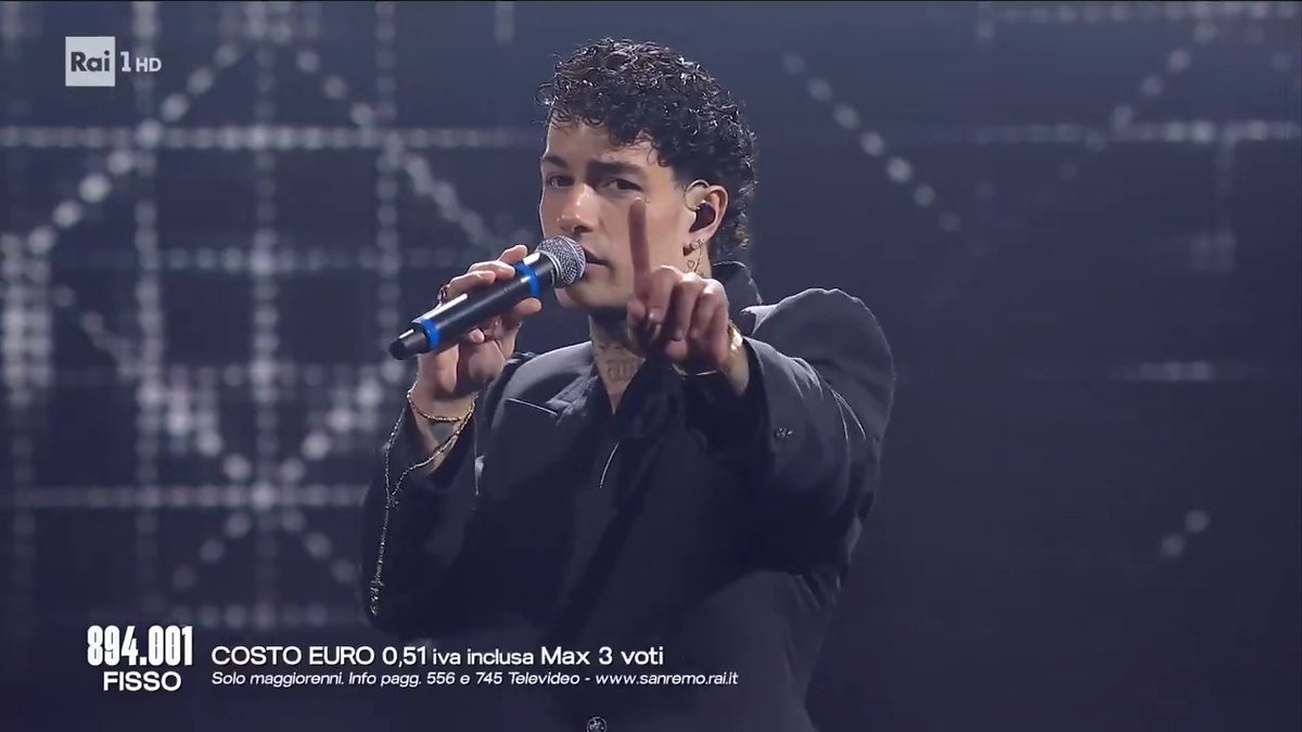 Il Tevere ignaro va avanti per la sua strada, mentre la notte è intenta a ricamare stelle sul pigiama. Una luna bianca si è già affacciata e penso ancora te. 🎤 Tony Effe 🎧 Damme 'na mano L’esibizione integrale è su RaiPlay In audio su RaiPlay Sound #Sanremo2025