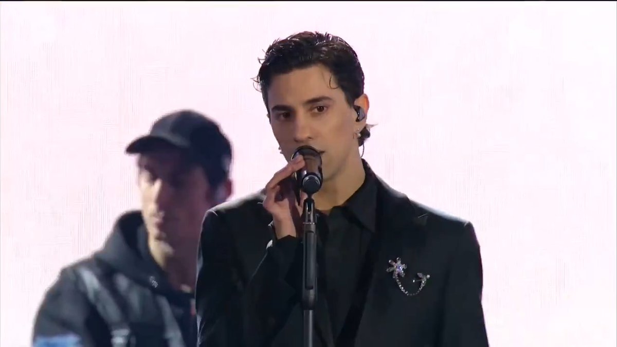 Questa non è una fantasia, è Tedua sul palco del Suzuki Stage. ❤️‍🔥 #Sanremo2025