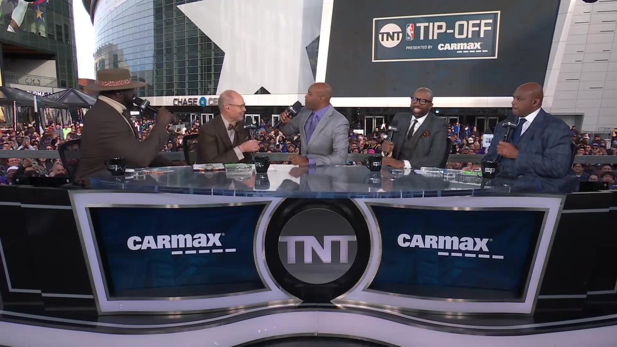"Where's the local hospital?" 🚑 Shaq offered to wager $50M for Vince to recreate his iconic dunk tonight 😂