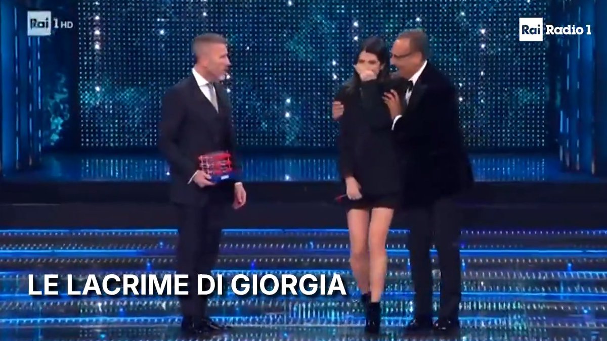 🔵#Sanremo2025 #Giorgia è arrivata sesta nella #Finale con "La cura per me". Quando torna sul palco per il premio Tim, il pubblico all'unanimità grida "Hai vinto", e la cantante si commuove giorgia 🤷🏻‍♀️