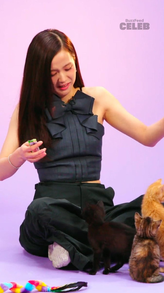 She's embracing her Capricorn energy ♑️✨ The JISOO Kitten Interview is out now on BuzzFeed Celeb! Watch here: #JISOO #AMORTAGE