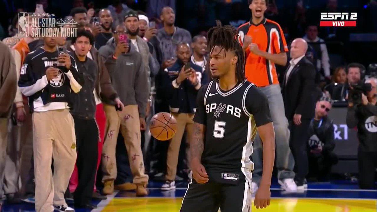 ¡¡GIRO, CON FAJA Y CON LA OTRA MANO!! ¿Qué nombre le ponés a esta belleza que hizo Castle en el concurso de volcadas? 📺 El #NBAAllStar, en vivo por #DisneyPlus