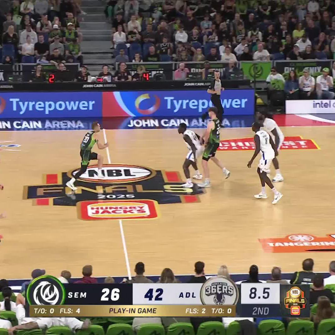 KENDRIC DAVIS WITH THE LONG BOMB 😱 Adelaide are up 19 at the half 👀 Watch live on ESPN 📺