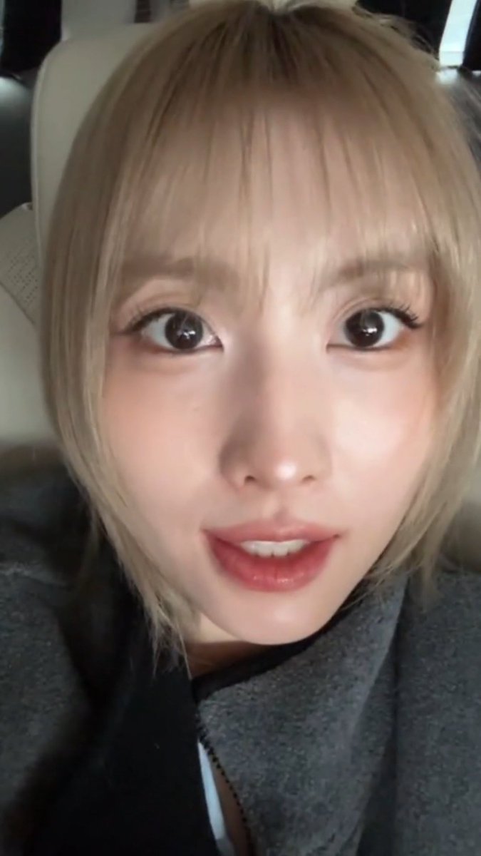 Momo saying bye in the cutest way and ending with screenshot time