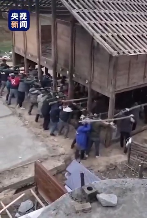 【Video】When villagers in SW China’s Guizhou say “we’re moving”, they mean it. They join forces and literally lift an entire house to carry it to a new location.
