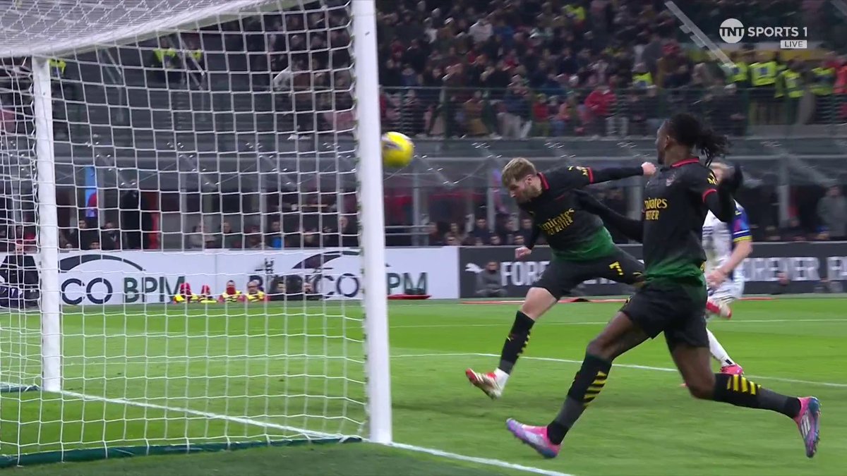 Santi Giménez has been on fire since joining AC Milan 🔥 His latest goal - finishing off a lovely team move 🤝 📺 TNT Sports & discovery+ UK