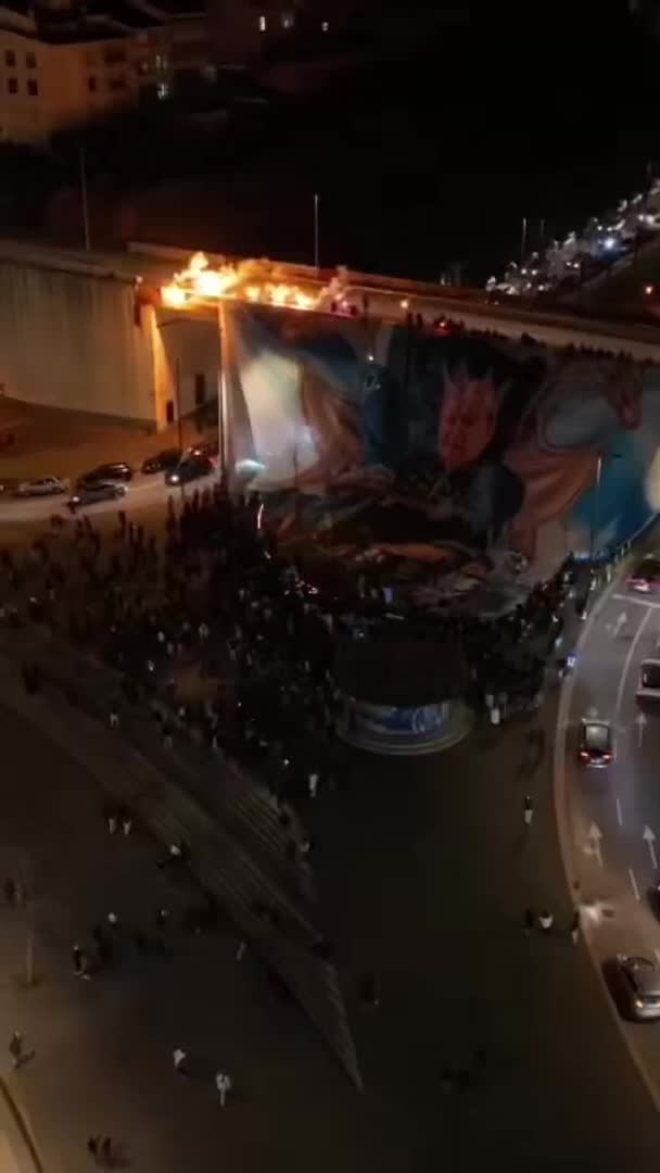 🎥 Les supporters du FC Porto ont rendu hommage à Pinto Da Costa décédé hier. 👏💙🤍 En 42 ans de mandat, il a remporté 𝟳𝟬 𝗧𝗜𝗧𝗥𝗘𝗦 faisant de lui le président le 𝗽𝗹𝘂𝘀 𝘁𝗶𝘁𝗿𝗲́ 𝗱𝗲 𝗹’𝗵𝗶𝘀𝘁𝗼𝗶𝗿𝗲 𝗱𝘂 𝗳𝗼𝗼𝘁𝗯𝗮𝗹𝗹 ! 😵‍💫