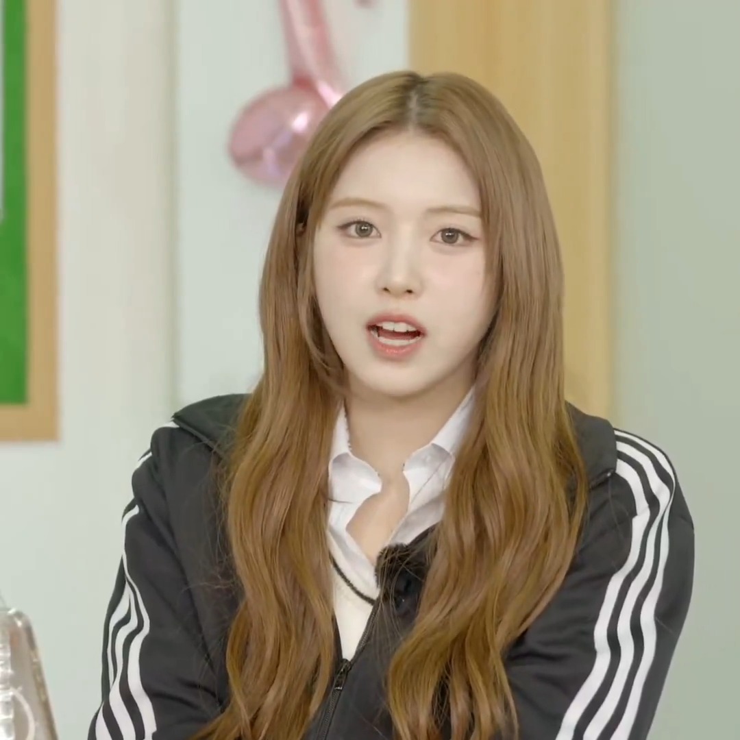Jiwoo bangless and brown hair SHE LOOKS SO GOOD 😭