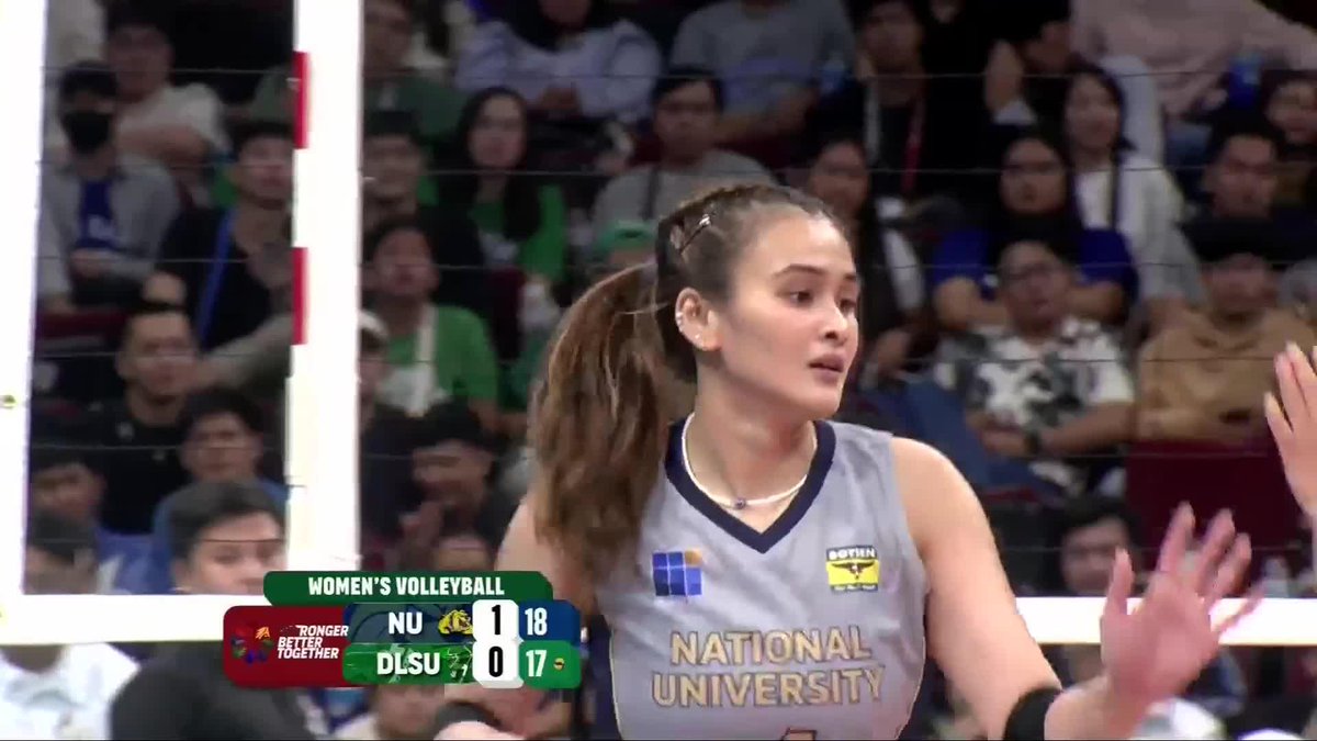 MARKING HER TERRITORY 😤 Bella Belen sends an attack right to Shevana Laput’s face in Set 2 of the NU Lady Bulldogs-DLSU Lady Spikers match in the UAAP Season 87 women’s volleyball tournament. #OneSports #UAAPSeason87 #StrongerBetterTogether #LegendsStartHere