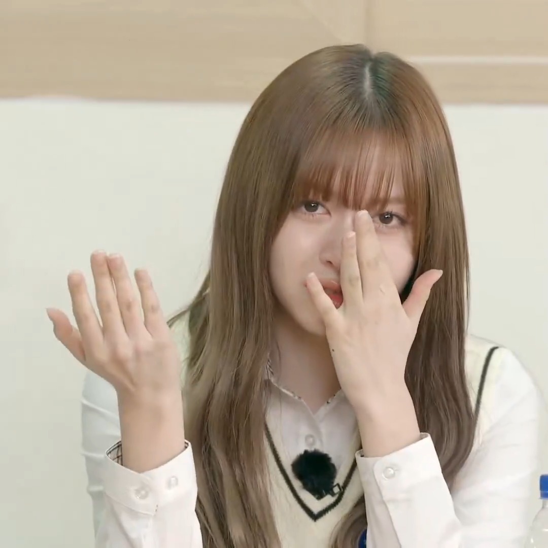 LILY CRYING WHEN SHE WAS GIVING HER WORDS TO NSWER ON THEIR ANNIVERSARY 🥺