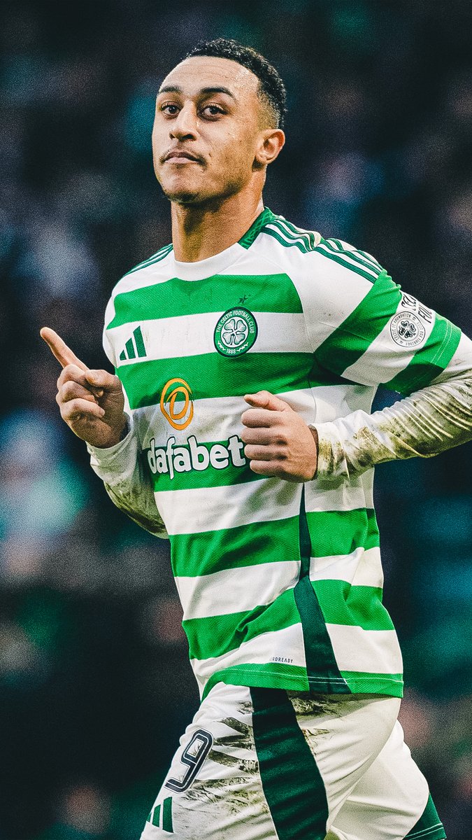 Idah smashed a rocket into the top corner from the edge of the box! 🎯 #CELDUTD | #CelticFC 🍀