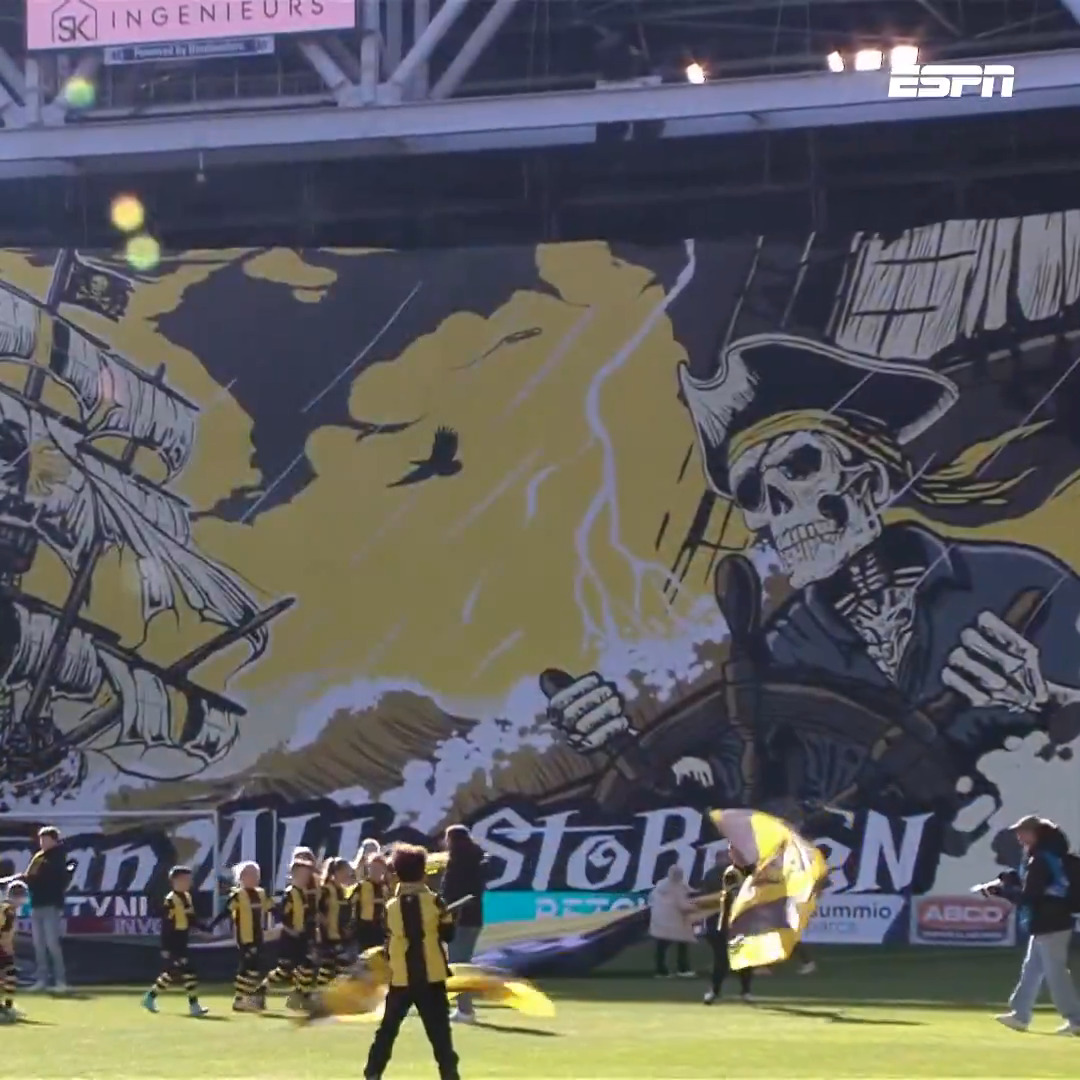 Prachtige spandoeken van de supporters van Vitesse en De Graafschap in 'kleine' Gelderse derby ๐คฉ #vitgra