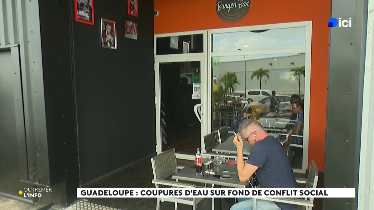 En Guadeloupe, la distribution d'eau est fortement perturbée sur l'ensemble des communes. En cause, selon le syndicat mixte de gestion, un conflit social en cours depuis 15 jours. Certains restaurants ont dû baisser leur rideau. Reportage Guadeloupe la 1ère ⤵