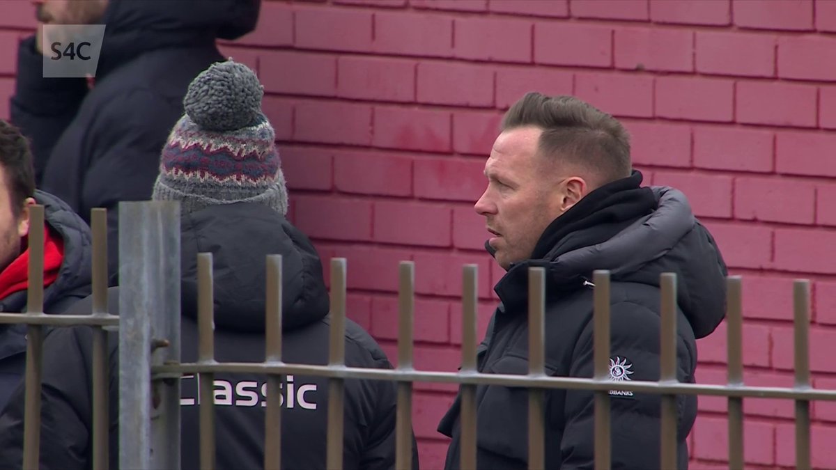 Craig Bellamy yn y dorf heddiw 👋 The Wales 🏴󠁧󠁢󠁷󠁬󠁳󠁿 manager is at Cwrt-yr-Ala for Caerau Ely FC v Connah's Quay Nomads FC 👀