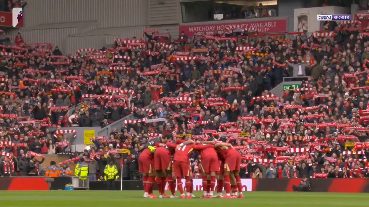 Liverpool taraftarlarından tüyleri diken diken eden "You'll Never Walk Alone" performansı 🎶