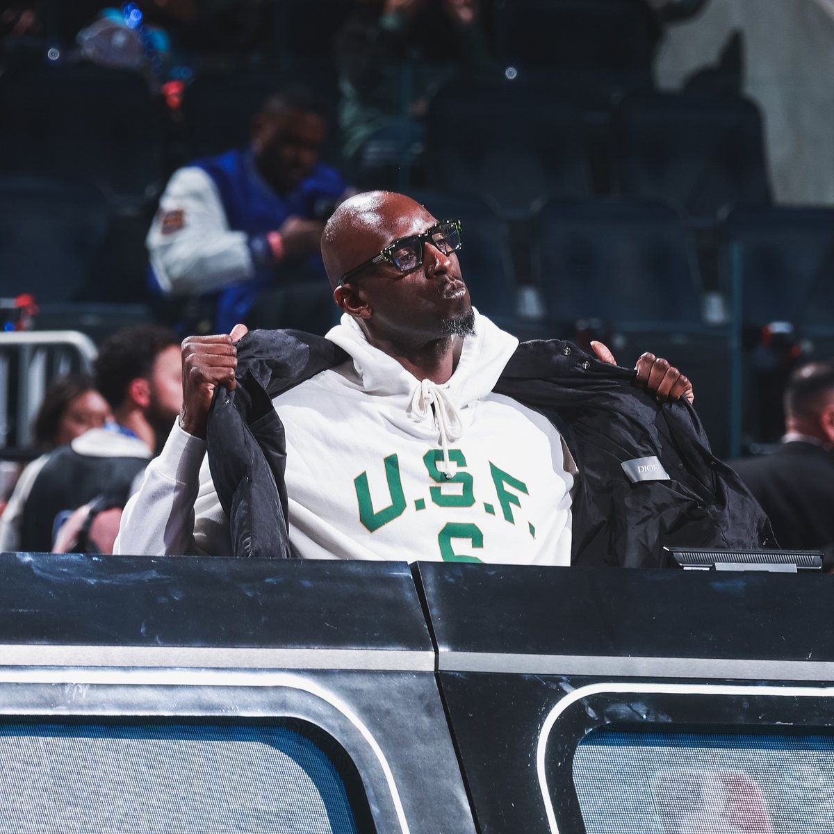 Shoutout Kevin Garnett for rocking Bill Russell's 6️⃣ from San Francisco Men's Basketball 💚