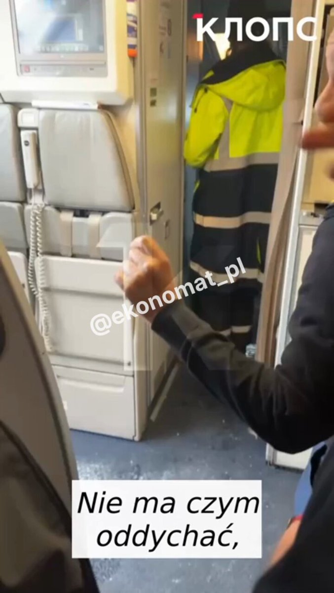 Samolot z Rosjanami utknął w Poznaniu na 13 godzin. Turyści wracali z Egiptu do Kaliningradu, ale warunki pogodowe nie pozwolały kapitanowi wylądować. Zwrócił się więc o pomoc do Polaków. W Warszawie podobno mu odmówili, przyjął ich Poznań, ale pasażerom nie pozwolono opuścić samolotu. Czekali w maszynie ponad 10h na zgodę na wylot. "Siedzimy w zamkniętym samolocie w Polsce od kilkunastu godzin. Nie chcą nas wypuścić i nic nam nie mówią! To jakiś koszmar!" - skarżyli się ludzie. Władze lotniska nie komentują sprawy.
