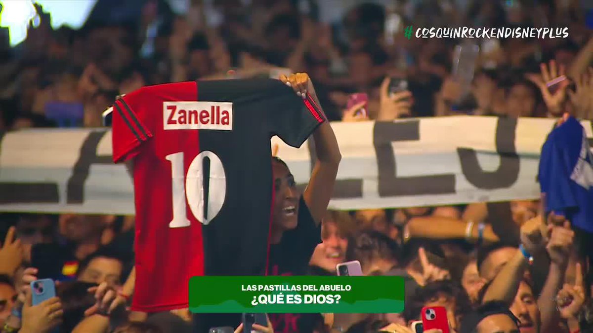 LA PELOTA SIEMPRE AL 10: el emotivo momento que se vivió en el #CosquínRock durante el show de Las Pastillas del Abuelo, con #Maradona y la camiseta de Newell's presentes. 📺 #CosquínRockEnDisneyPlus