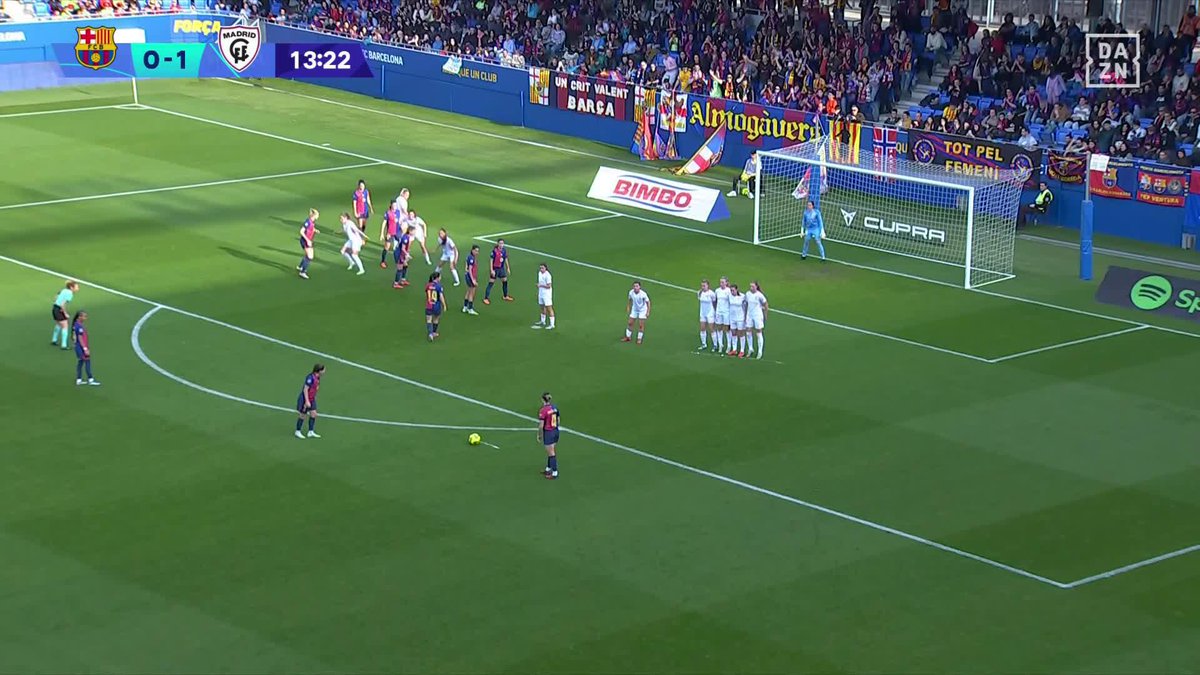 El francotirador de Mapi León: apunta, dispara y ¡PUM! 🔥🎯 Rugido de guerra culé con este GOLAZO 🦁🔵🔴 #LigaFenDAZN ⚽️
