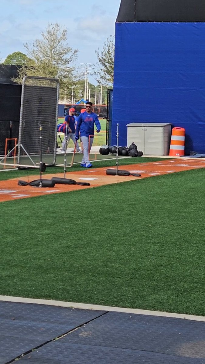Juan Soto talks to his new manager Carlos Mendoza at Mets Spring Training