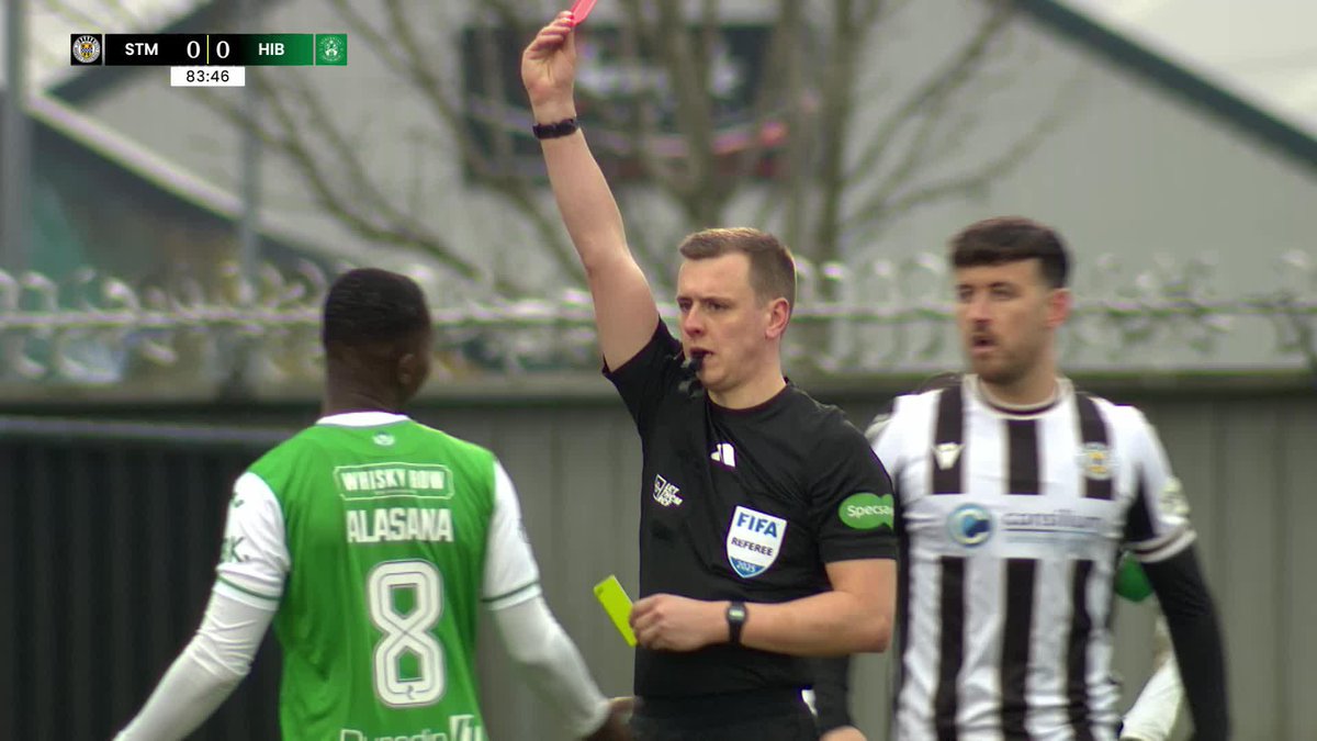 "That is NOT a booking!" 🎙️ Hibernian's Alasana Manneh is sent off after receiving a second yellow card 🟥 #STMHIB