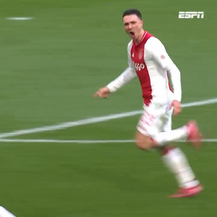 Mika Godts scoort na een beeldschone assist van Steven Berghuis👏 #ajaher