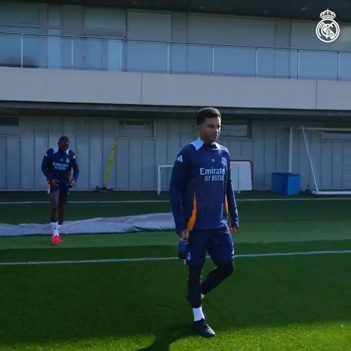 👊⚽️ Sesi latihan Real Madrid hari ini persiapan untuk leg kedua babak play-off #UCL hari Kamis mendatang.