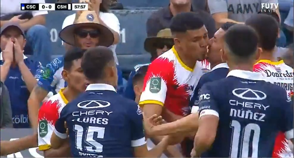 Getsel Montes repartiendo besos 😘