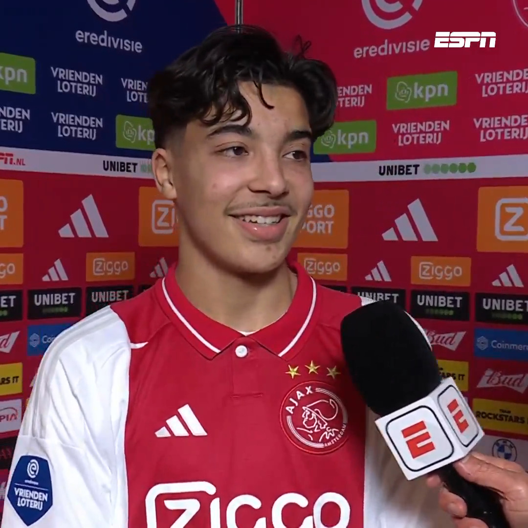 Rayane Bounida is blij na zijn debuut en spreekt vol liefde over Abdelhak Nouri: "Ik heb gezegd dat ik Appie zijn droom wou waarmaken, dat is vandaag gebeurd. Maar dat stopt niet hierbij, dus ik hoop dat ik Appie nog blijer kan maken" 🫶