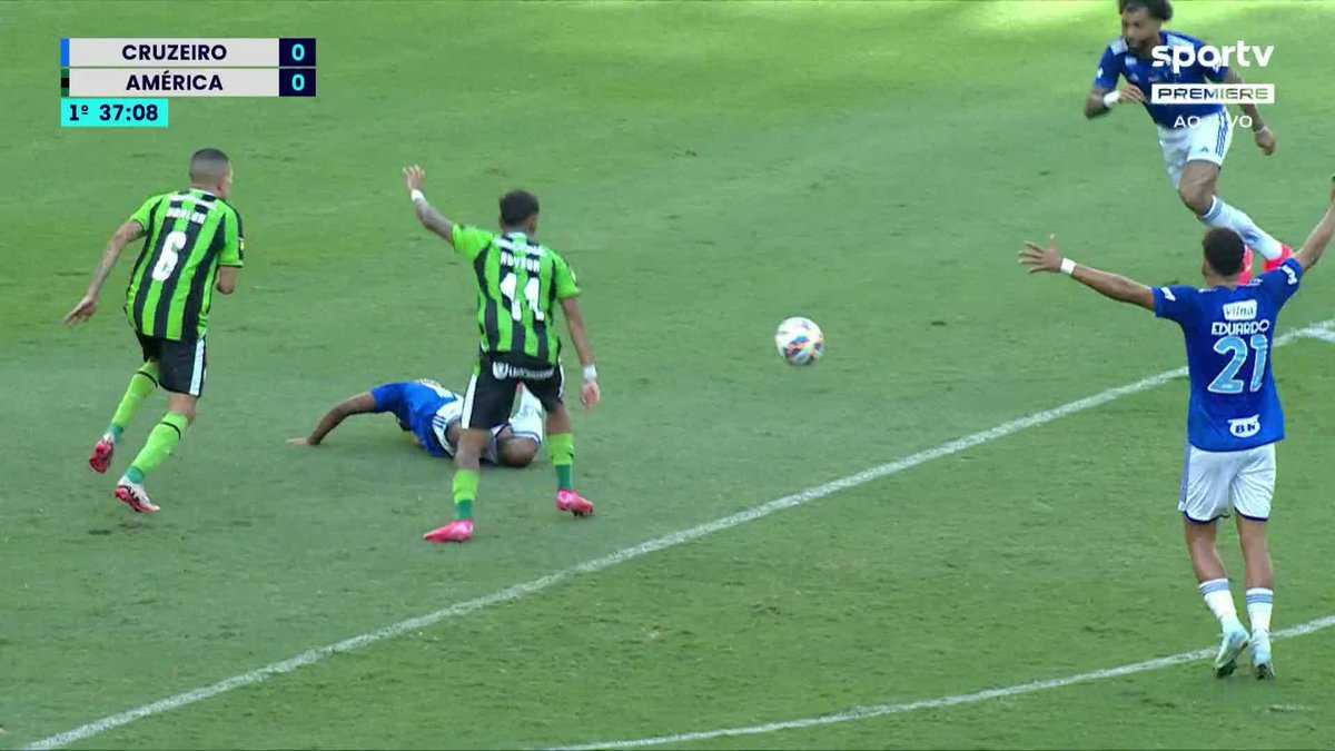 Daronco marcou penalidade para o Cruzeiro nesse lance envolvendo Matheus Pereira. Gabigol cobrou e marcou