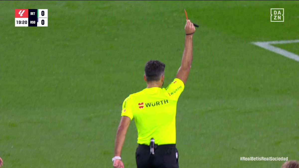 Gil Manzano le muestra la roja a Zubeldia por esta acción con Jesús Rodríguez 🟥 #LALIGAenDAZN ⚽️