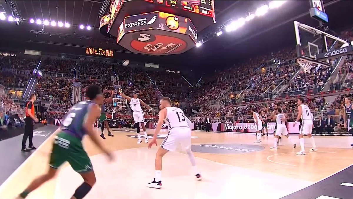 🔥 ¡SE DESATA LA LOCURA SOBRE EL GRAN CANARIA ARENA! Kendrick Perry quiere la #CopaACB para UnicajaCB... y este TRIPLAZO lo demuestra. 📺 Basket en Movistar Plus | #ConectaConTuPasión