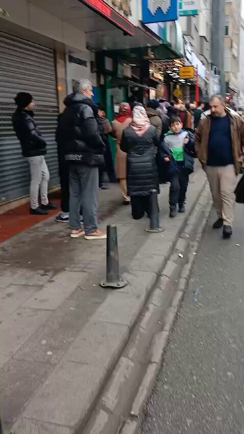 Bugün bizzat Güngören'de karşılaştığım uzun kuyruğun ne olduğunu sordum. Tavukta %20 indirim varmış kuyruk bu kuyrukmuş. Fazla söze hacet yok. Ekonomi bozulunca insan da yaşam da düzen de bozulur o kadar. syn Mehmet Simsek israf şatafatların faturası garibana. ---- #deprem