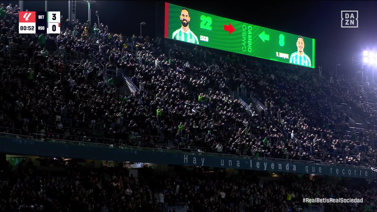 Enamora con su fútbol allá por donde pisa 💚 La TREMENDA ovación del Benito Villamarín a su mago. A ISCO ALARCON 🔊 #LALIGAenDAZN ⚽️