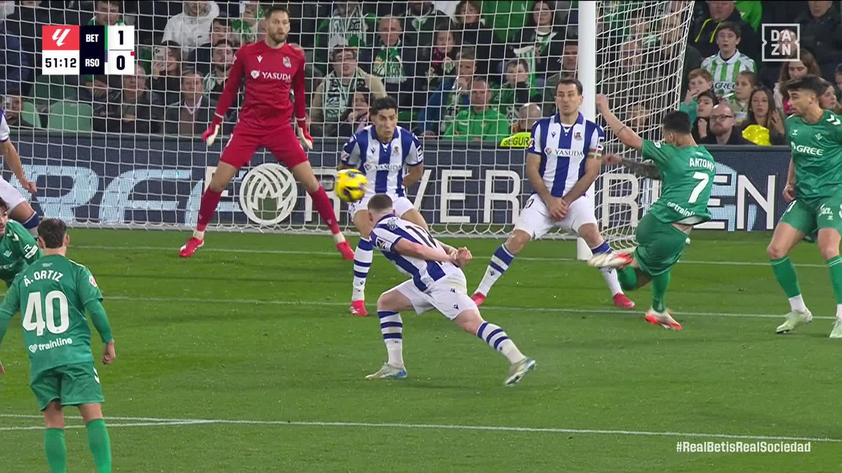 Otra vez Antony. Otra vez al servicio de su Real Betis Balompié 🌴💚 🚀 Vino a demostrar de lo que era capaz. Y ya ha enamorado a toda una afición. #LALIGAenDAZN ⚽️