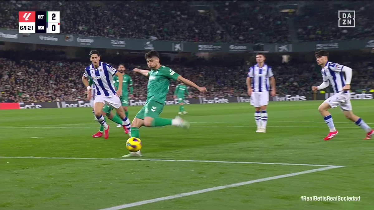Es que no veas cómo juega el niño 🪄 En la banda del Villamarín se han pulido diamantes y Jesús Rodríguez quiere ser el siguiente 🚀 ¡Qué jugadón en el gol de Marc Roca! #LALIGAenDAZN ⚽️