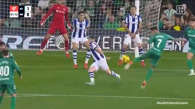 🟢 ゴラッソ炸裂 🇪🇸 #ベティス の #アントニー が公式戦3試合連続ゴールを記録。 またもゴラッソで先制点を挙げている。 [PR] #ABEMAdeDAZN で無料ハイライト▶