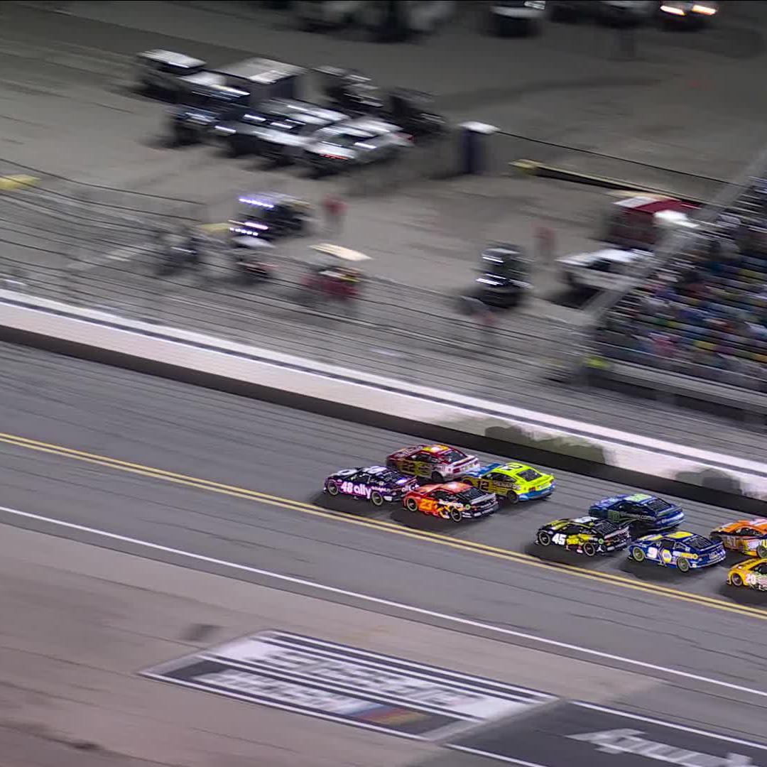 Issues for the No. 22 on the restart cause a chain reaction further back in the pack. #DAYTONA500